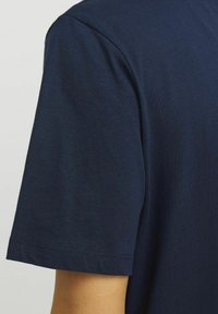 Jack & Jones RUNDHALS - Marškinėliai su spaudiniu - navy blazer