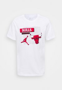 Camiseta de algodón blanca con texto "BULLS" en rojo y negro, una silueta de un jugador de baloncesto y un logo de Chicago Bulls.