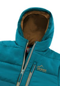 Grünblaue isolierte Jacke mit braun gefütterter Kapuze, Frontreißverschluss und gesteppter Details. Mit Logo und kontrastierenden Reißverschlussakzenten.