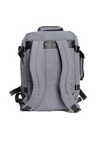 Šedý látkový batoh s polstrovanými popruhy, horním úchopem a černými doplňky. Má detailní prošití a nastavitelné boční popruhy.