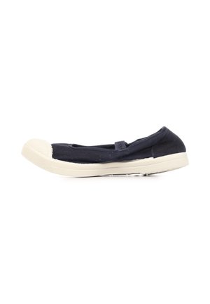 Une ballerine en toile bleu marine avec semelle en caoutchouc blanc, embout renforcé, talon plat et bride élastique sur le dessus.