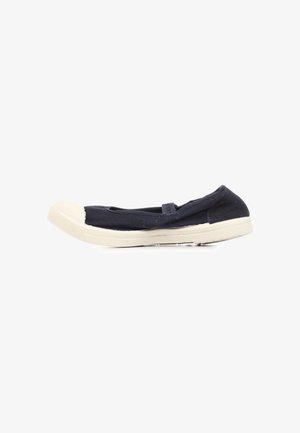 Une ballerine en toile bleu marine avec semelle en caoutchouc blanc, embout renforcé, talon plat et bride élastique sur le dessus.