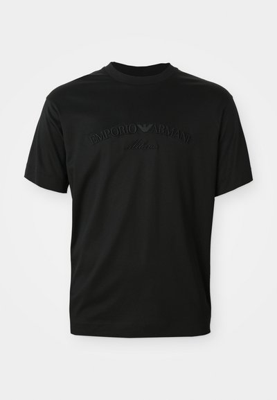 Tricou negru cu mânecă scurtă și guler rotund, având un logo brodat tonal "Emporio Armani Milano" pe față. Textură netedă.