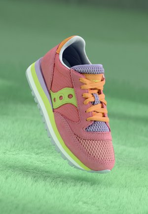 Sneaker rosa e lavanda con materiali in rete e suede, caratterizzata da un accento arancione, un logo verde e una suola bianca con una striscia verde neon.