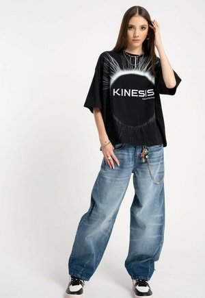 - T-shirt z nadrukiem