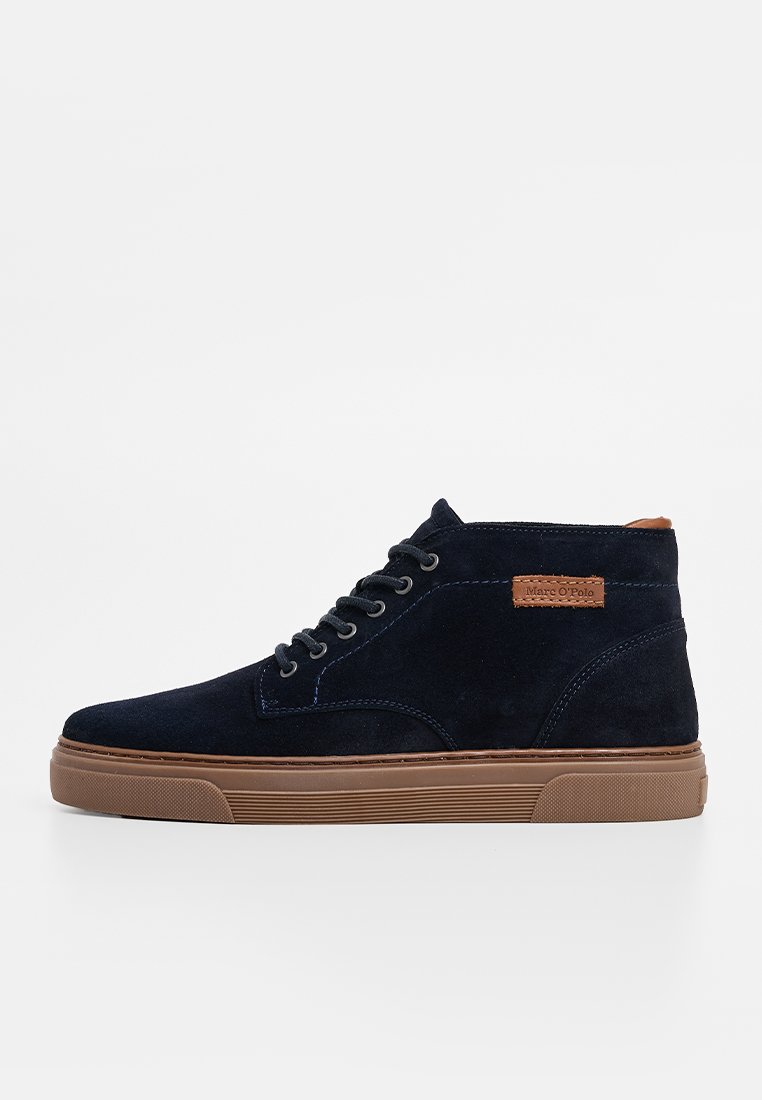 Dunkelblaue Wildleder-Hochtop-Sneaker mit brauner Gummisohle, Schnürdesign und einem Leder-Label auf der Seite.