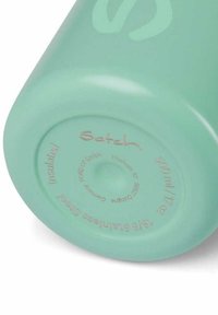 Isolierte mintgrüne Flasche mit einer glatten, matten Oberfläche, die geprägte Marken- und Maßangaben am Boden aufweist, mit einem Fassungsvermögen von 500 ml.
