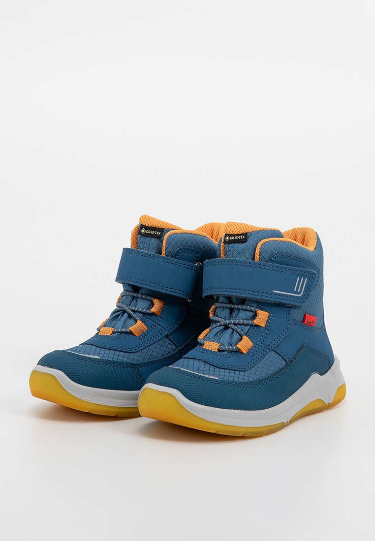 Blaue wasserdichte Stiefel mit einer strukturierten synthetischen Oberseite, orangen Akzenten, Klettverschlüssen und einer kontrastierenden gelben Gummisohle.