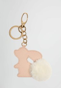 Sleutelhanger met een roze gestructureerde faux leren konijnvorm, voorzien van een witte faux bont pompon, afgewerkt met een gouden metalen haak en ring.