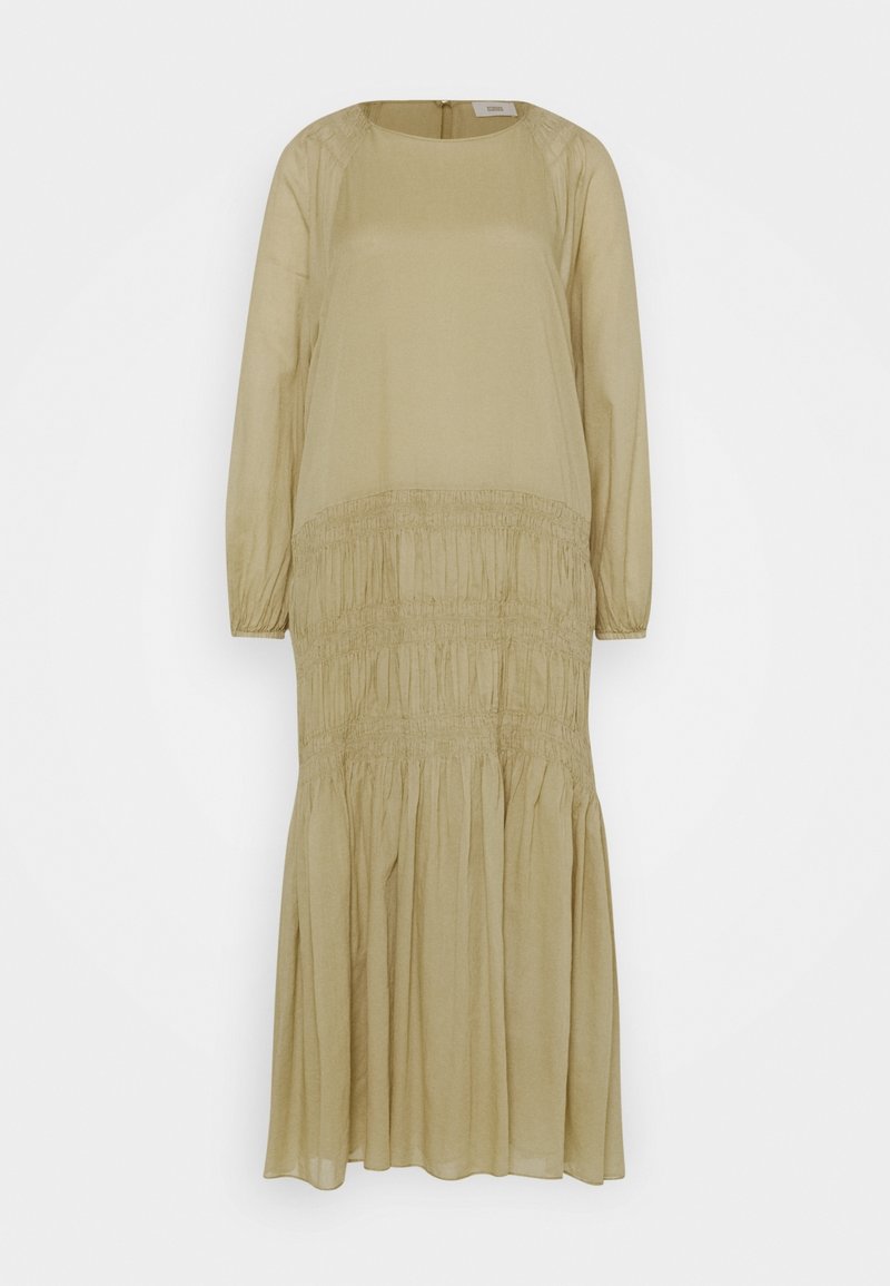 Robe midi beige à manches longues, col rond, volants froncés à la taille et à l'ourlet, coupe ample et fluide.