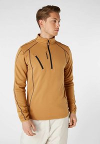 Brun fleece-pullover med halv lynlås, kontrasterende sort syninger og en lynlås lomme på brystet, med en stående krave og lange ærmer.