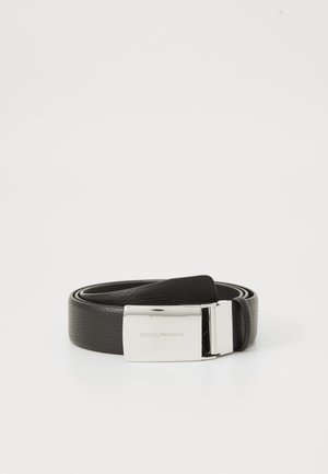 Svart lærbelte rullet med skinnende sølvspenne gravert med "Emporio Armani" på ensfarget hvit bakgrunn.