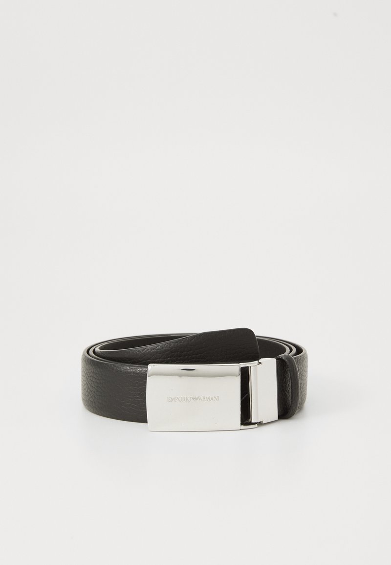Musthave nahkavöö, millel on läikiv hõbedane pandla, millel on graveering "Emporio Armani" valgel taustal.