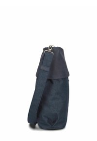 Borsa blu navy con corpo strutturato, parte superiore in tessuto opaco a contrasto, tracolla regolabile e chiusura con clip metallica. Texture liscia.