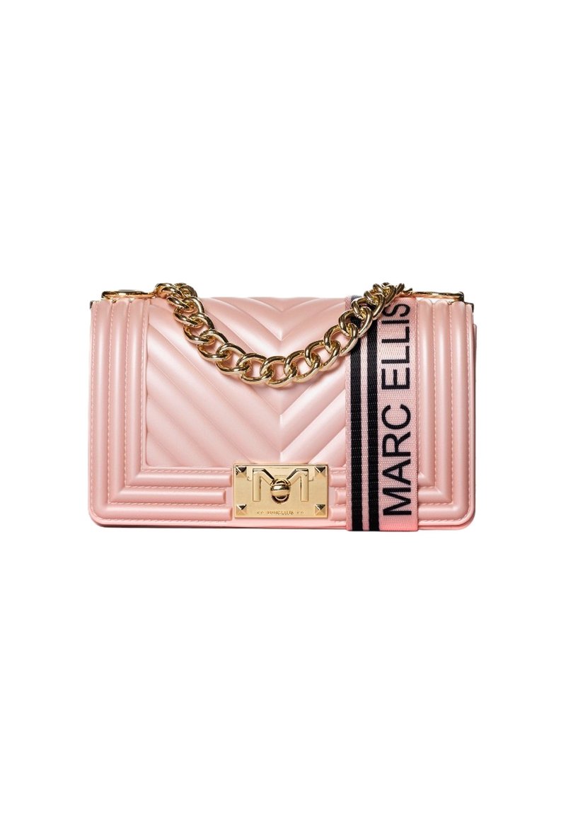 Roze gewatteerde handtas met een gouden kettingband, gouden accenten en een gestreepte textielaccent met de tekst "MARC ELLIS". Rechthoekige vorm.