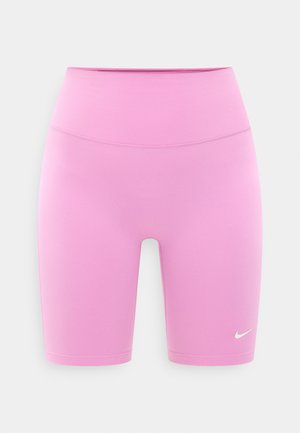 Jasnoróżowe sportowe spodenki rowerowe z wysokim stanem, z małym białym logo Nike na dolnej lewej nodze, na jednolitym tle.