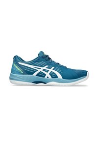 Baskets de sport teal avec une tige en mesh respirant, accents blancs, semelle texturée et bout renforcé. Présente un design de laçage sécurisé.