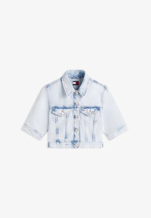 Világoskék, rövid ujjú, karcsúsított farmerdzseki, elülső gombokkal, mellzsebekkel és hajtókás gallérral.