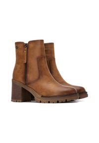 Botas de cuero marrón hasta el tobillo con cremalleras laterales, tacones de bloque, suelas de goma texturizadas y un diseño minimalista. Presentan un acabado suave.