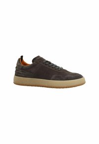 Bruine suède sneaker met een gestructureerde afwerking, voorzien van grijze veters, een rubberen zool en een oranje accent aan de binnenkant.