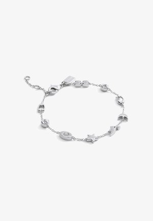 Pulsera de charms de plata con formas variadas, incluyendo estrellas, lunas y círculos, con un cierre tipo langosta y un acabado brillante.