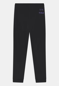 Schwarze Slim-Fit-Jogginghose mit elastischem Bund und lila Logo auf dem oberen linken Oberschenkel, flach auf einem weißen Hintergrund präsentiert.