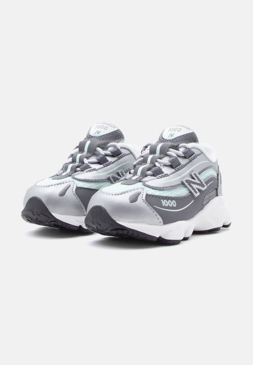 New Balance M1000 UNISEX - Baby shoes - cosmic jade/metallic silver-coloured — foto 2