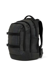Schwarzer Mesh-Rucksack mit mehreren Reißverschlussfächern, verstellbaren Trägern und einem stabilen oberen Griff. Strukturierte Oberfläche mit schlankem Design.