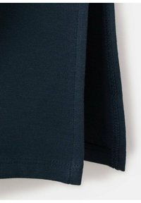 Tessuto a coste blu navy con una superficie liscia, caratterizzato da un orlo pulito e dettagli sulle cuciture laterali. Design semplice e aderente senza motivi visibili.