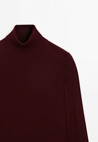 Pull à col roulé à manches longues rouge foncé avec un col côtelé et une texture tricotée fine sur fond blanc.