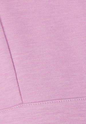 Close-up van lichtpaars stof met zichtbare naad en stiksel details op zacht textuurmateriaal.