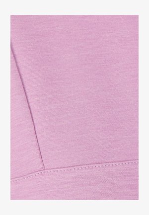 Primer plano de tela de color lila claro con costura visible y detalles de puntadas sobre material de textura suave.