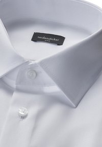 Wit overhemd met klassieke kraag, gladde textuur en een enkele witte knoop. Heeft een zwart etiket met "seidensticker" en "uno."