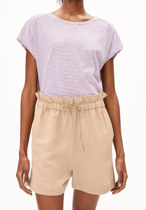 Raidallinen lyhythihainen pusero vaaleanpunaisena ja valkoisena, yhdistettynä beigeihin korkeavyötäröisiin shortseihin, joissa on nyöri ja röyhelövyötärö.