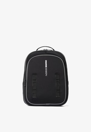 Zaino nero con bordi arrotondati, logo verticale bianco "MOMO DESIGN", due cinghie orizzontali e tasca frontale con zip.