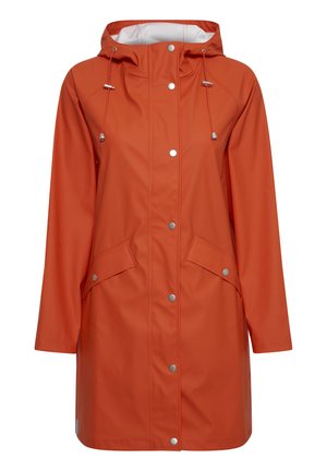 Wasserfester orangefarbener Regenmantel mit Kapuze, ausgestattet mit silbernen Beschlägen, Druckknöpfen und zwei seitlichen Taschen. Glatte Textur, mittellanges Design.