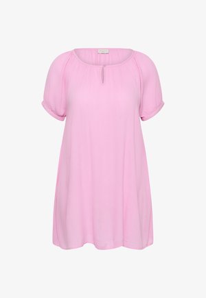 Prozračna ružičasta bluza kratkih rukava s okruglim izrezom na vratu, kopčanjem na gumb u obliku ključane rupe i detaljem naboranih rukava.