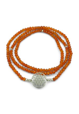 Bracelet à triple rangée de perles orange avec un pendentif circulaire en argent orné d'un motif géométrique complexe, posé à plat sur un fond blanc.