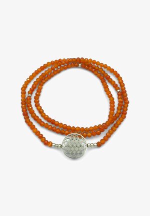Bracciale con tre fili di perline arancioni, con un ciondolo circolare d'argento decorato da un intricato motivo geometrico, posato su uno sfondo bianco.
