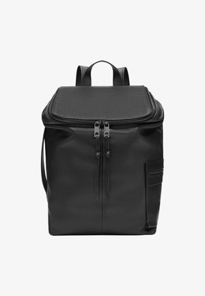 Zaino in pelle nera con finitura testurizzata, chiusura superiore con zip, due scomparti frontali e spallacci regolabili. Forma rettangolare, design minimalista.