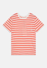 T-shirt rayé en corail et blanc, à manches courtes, col rond, avec une poche avant. Tissu en coton doux avec une texture lisse.