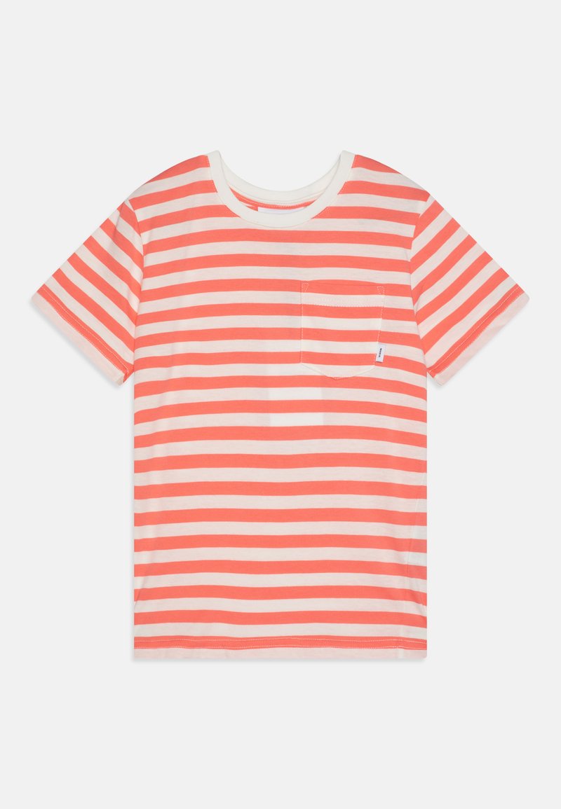 Camiseta de rayas en coral y blanco, de mangas cortas, con escote redondo, que presenta un bolsillo en la parte delantera. Tela de algodón suave con una textura lisa.