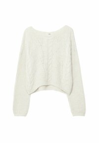 Suéter de punto en crema claro con un ajuste relajado, que presenta patrones de trenzas, mangas largas y un diseño cropped. Textura suave.