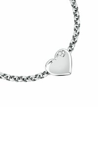 Bracciale d'argento con anelli intrecciati, caratterizzato da un ciondolo a forma di cuore decorato con tre piccoli diamanti trasparenti. Superficie liscia e riflettente.