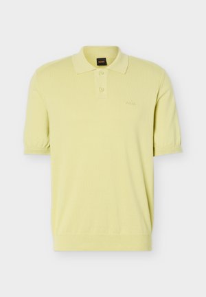 Hellgelbes Polohemd mit kurzen Ärmeln, zwei Knöpfen und gerippten Kanten, mit dem dezenten "BOSS"-Logo auf der linken Brust.