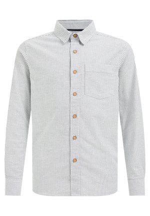 Camisa a rayas con botones y mangas largas, confeccionada en tela ligera. Presenta un cuello, un bolsillo en el pecho y botones marrones sobre un fondo gris claro.