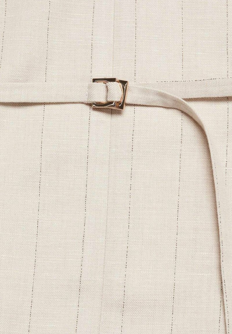 Hellbeige Leinenstoff mit vertikalen Nadelstreifen, versehen mit einem Stoffgürtel mit einem metallischen quadratischen Schnallen-Detail. Allgemein glatte Textur.