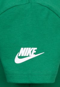 Nike Sportswear CLUB SEASONAL UNISEX - Potiskana majica - malachite