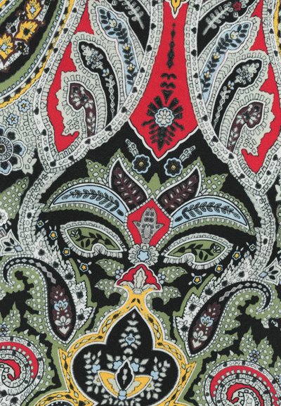 Patroonstof met ingewikkelde paisleydesigns in rood, groen, blauw en zwart. Zachte textuur met gedetailleerde bloem- en geometrische versieringen.