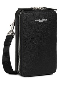 Portafoglio in pelle nera con finitura testurizzata, zip argento e tracolla. Presenta il marchio "LANCASTER PARIS" in argento sul frontale.